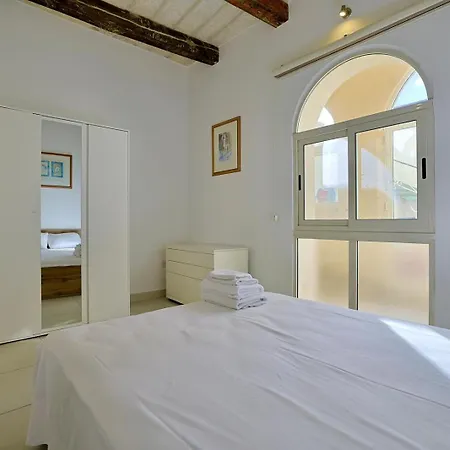 شقة Spacious 3br With Private Garden T5 *