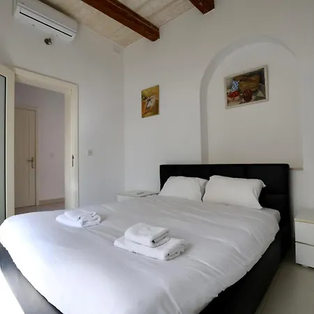 Spacious 3br With Private Garden T5