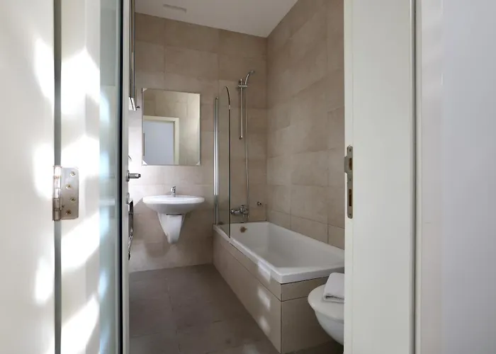 Spacious 3br With Private Garden T5