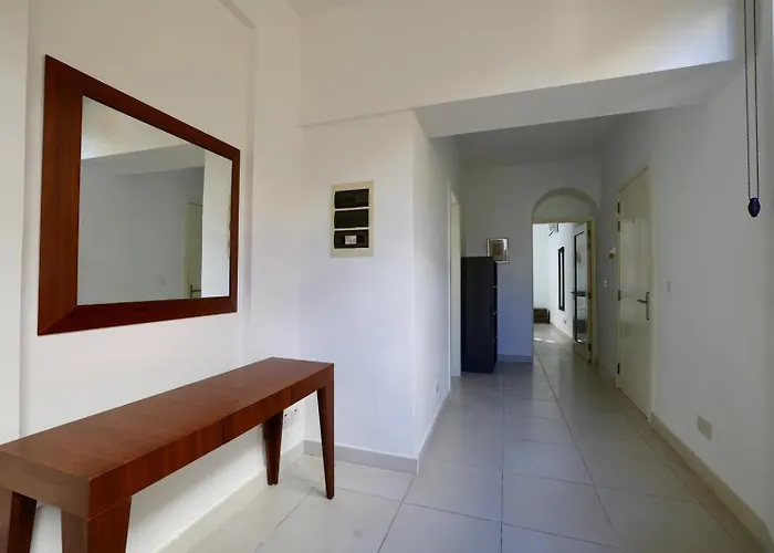 شقة Spacious 3br With Private Garden T5