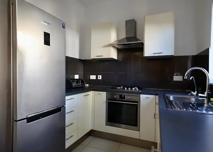 Spacious 3br With Private Garden T5