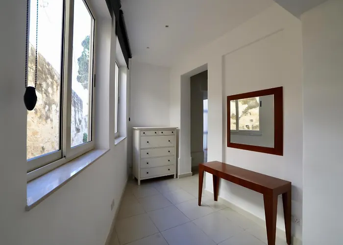 شقة Spacious 3br With Private Garden T5