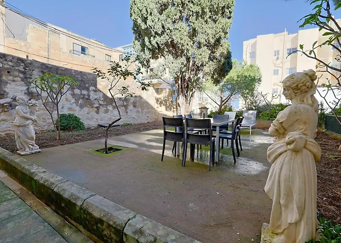 شقة Spacious 3br With Private Garden T5 *