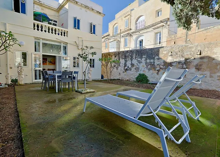 Spacious 3br With Private Garden T5 شقة *