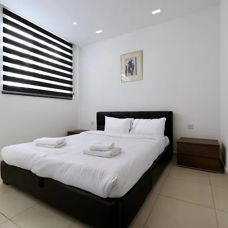 Spacious 3br With Private Garden T5 *