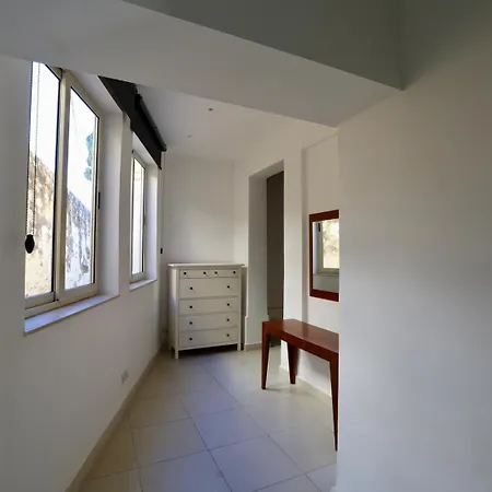 Spacious 3br With Private Garden T5 *