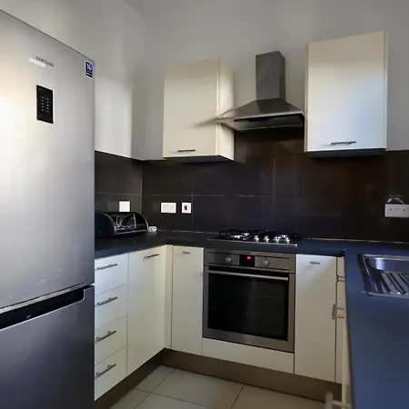 Spacious 3br With Private Garden T5