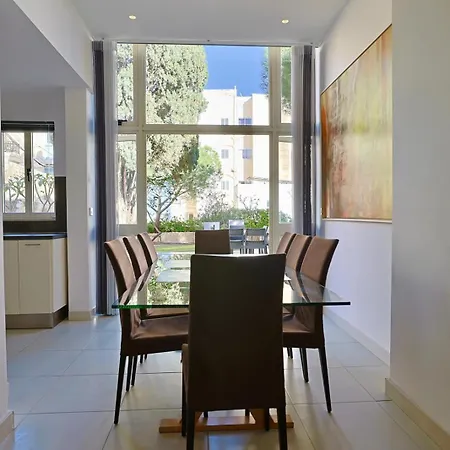 Spacious 3br With Private Garden T5