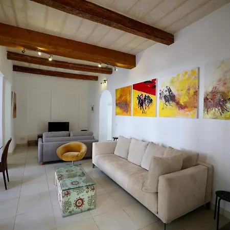 Spacious 3br With Private Garden T5 *