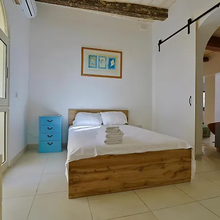 Spacious 3br With Private Garden T5 דירה