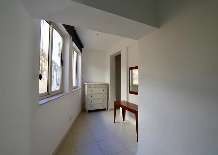 Spacious 3br With Private Garden T5 *