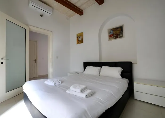 Spacious 3br With Private Garden T5