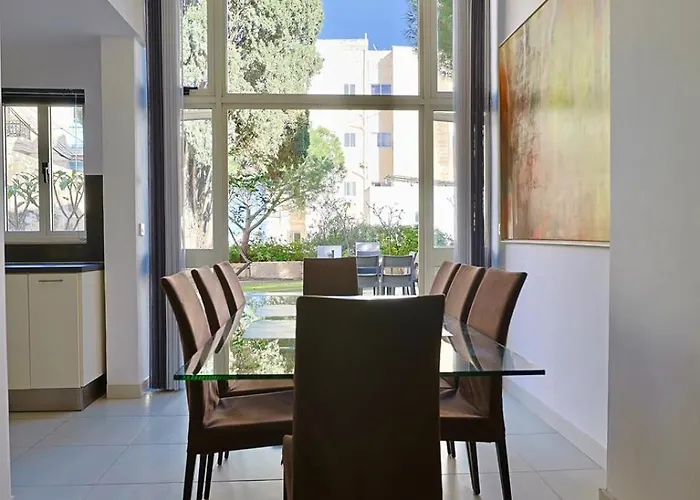 Spacious 3br With Private Garden T5